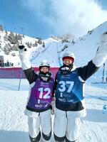 　スキー場での藤木豪心（右）と日菜（本人提供）