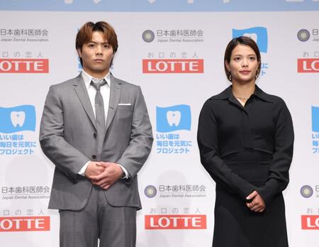 　ベストスマイル・オブ・ザ・イヤーをを受賞した阿部一二三（左）と阿部詩（撮影・西岡正）