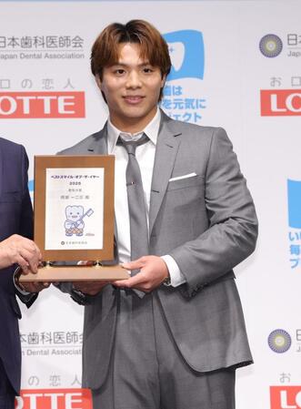 　ベストスマイル・オブ・ザ・イヤーを受賞した阿部一二三（撮影・西岡正）