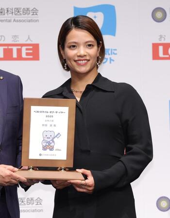 　ベストスマイル・オブ・ザ・イヤーを受賞した阿部詩（撮影・西岡正）