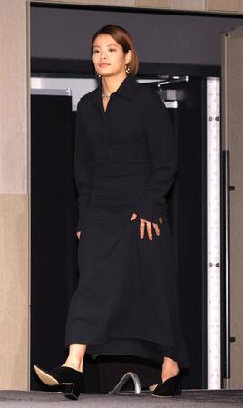 　ベストスマイル・オブ・ザ・イヤー２０２５授賞式で登壇する阿部詩（撮影・西岡正）