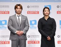 　ベストスマイル・オブ・ザ・イヤーをを受賞した阿部一二三（左）と阿部詩（撮影・西岡正）