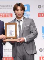 　ベストスマイル・オブ・ザ・イヤーを受賞した阿部一二三（撮影・西岡正）