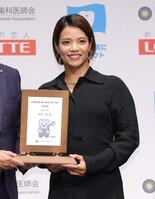 　ベストスマイル・オブ・ザ・イヤーを受賞した阿部詩（撮影・西岡正）