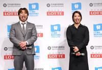 　口腔（こうくう）体操を実践し、「べー」と舌を出す阿部一二三（左）と阿部詩（撮影・西岡正）