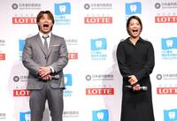 　口腔（こうくう）体操を実践し、「あー」と口を開ける阿部一二三（左）と阿部詩（撮影・西岡正）