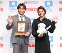 　ベストスマイル・オブ・ザ・イヤーを受賞し、手を振る阿部一二三（左）と阿部詩（撮影・西岡正）