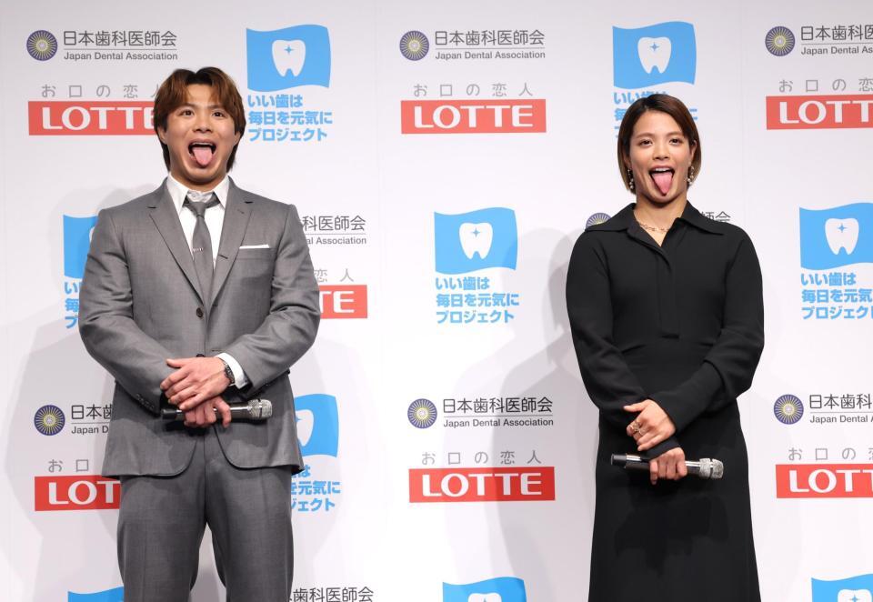 　口腔（こうくう）体操を実践し、「べー」と舌を出す阿部一二三（左）と阿部詩（撮影・西岡正）