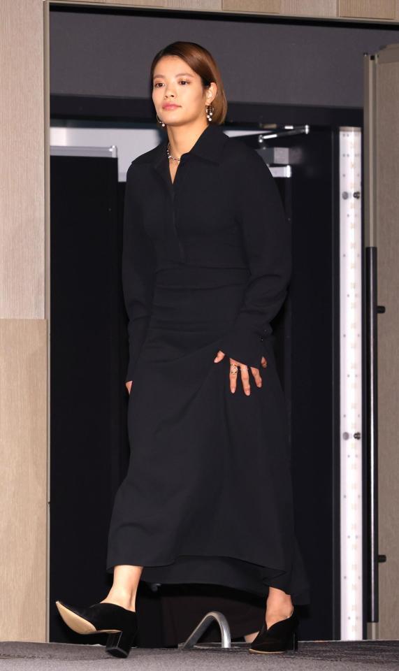 　ベストスマイル・オブ・ザ・イヤー２０２５授賞式で登壇する阿部詩（撮影・西岡正）