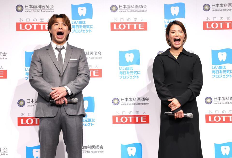 　口腔（こうくう）体操を実践し、「あー」と口を開ける阿部一二三（左）と阿部詩（撮影・西岡正）