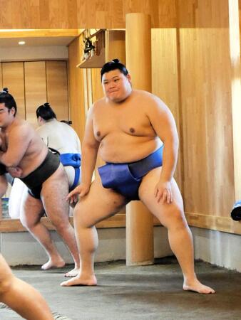 　四股を踏む大の里