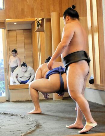 　鏡を前に立ち合いの確認をする大の里