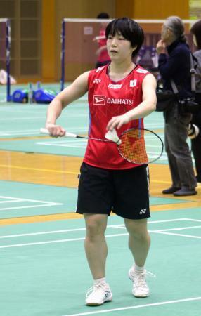 　バドミントンの熊本マスターズに向けた強化合宿で、サーブを確認する女子の山口茜＝東京都北区