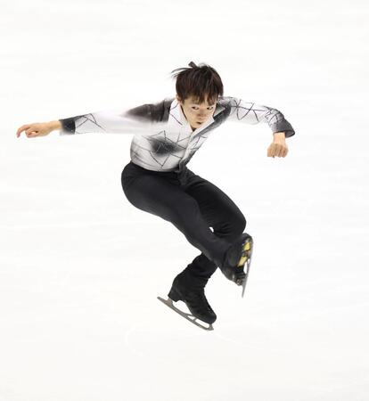 日本男子初３連覇へ　鍵山優真が首位発進　スピンでミスも　佐藤駿が２位発進