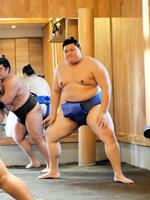 　四股を踏む大の里