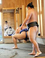 　鏡を前に立ち合いの確認をする大の里