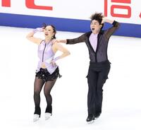 　演技を披露する吉田唄菜（左）と森田真沙也（撮影・中田匡峻）