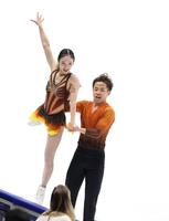 　演技を披露する長岡柚奈（左）と森口澄士（撮影・中田匡峻）