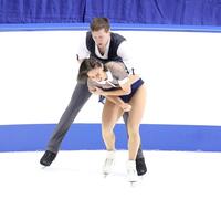 　転倒したカミーユ・コバレフ（左）と心配するパベル・コバレフ（撮影・中田匡峻）