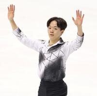 　ＳＰの演技を終え、スタンドに手を振る鍵山優真（撮影・中田匡峻）