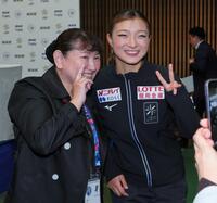 　ＳＰの演技を終え、伊藤みどりさん（左）と記念撮影する坂本花織 