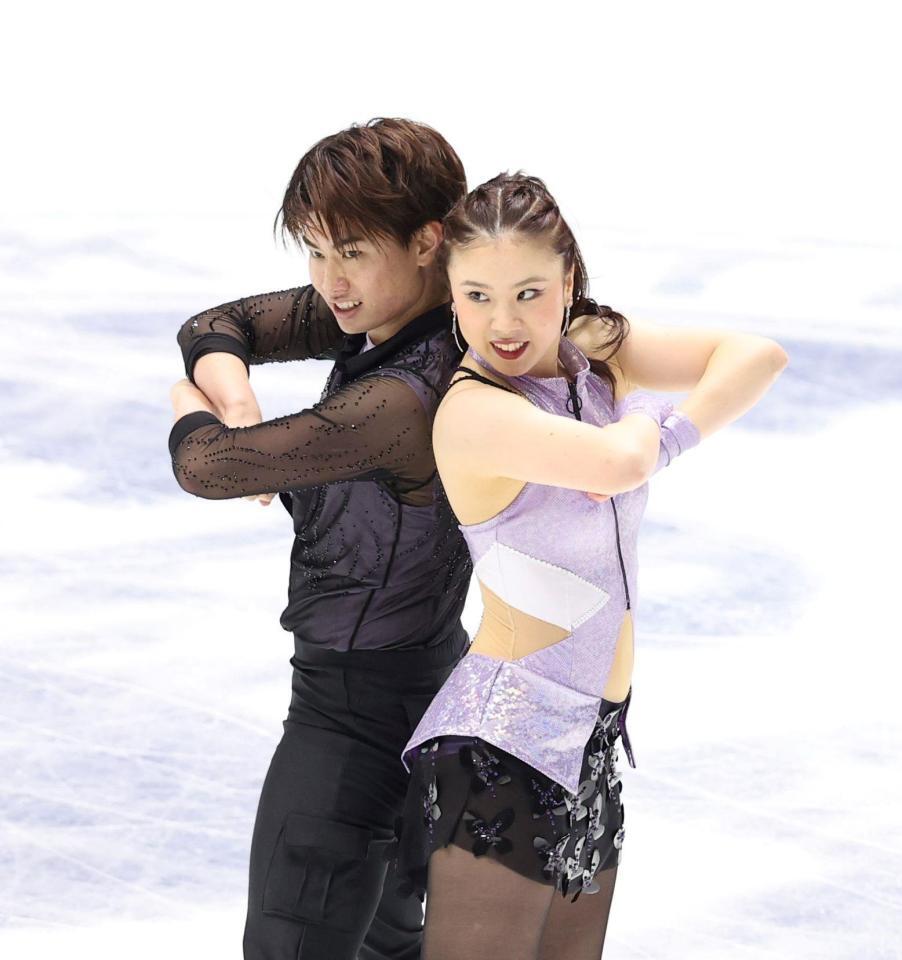 　演技を終え、ポーズを決める森田真沙也（左）と吉田唄菜（撮影・中田匡峻）