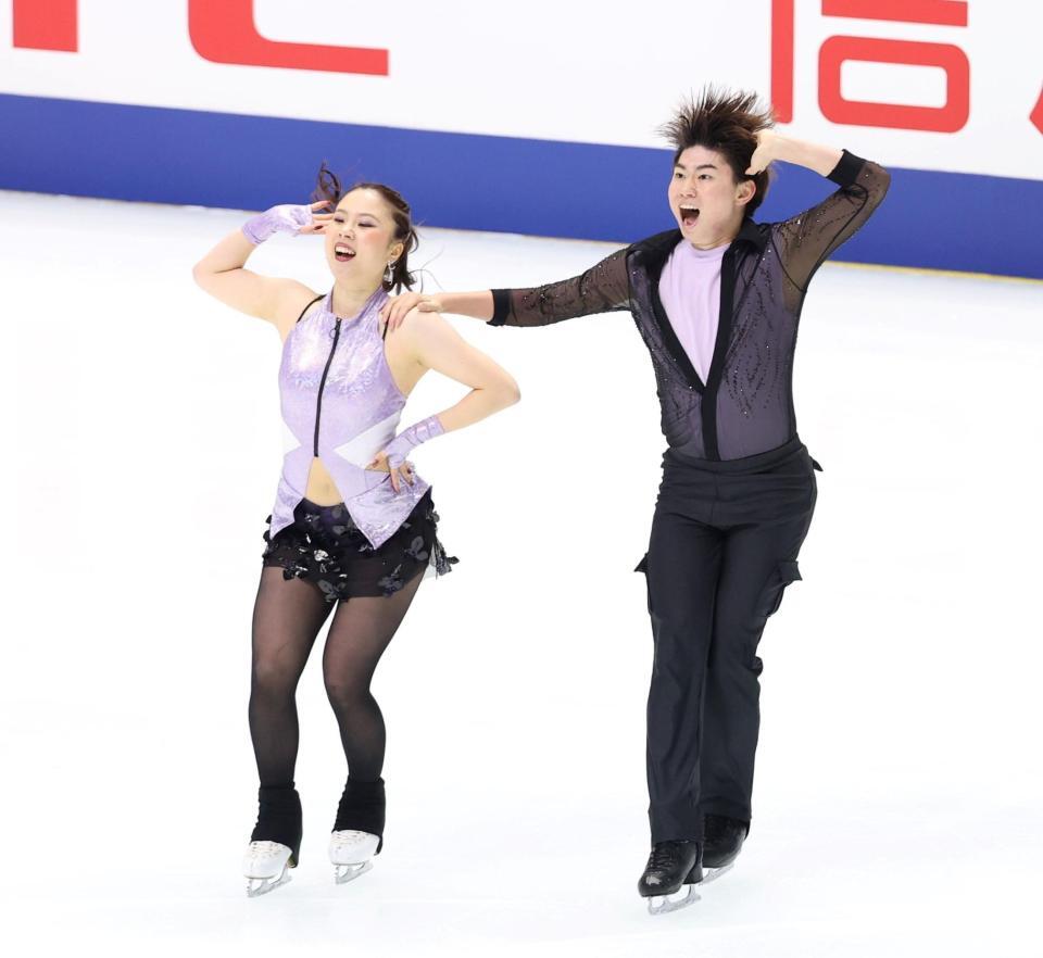 　演技を披露する吉田唄菜（左）と森田真沙也（撮影・中田匡峻）