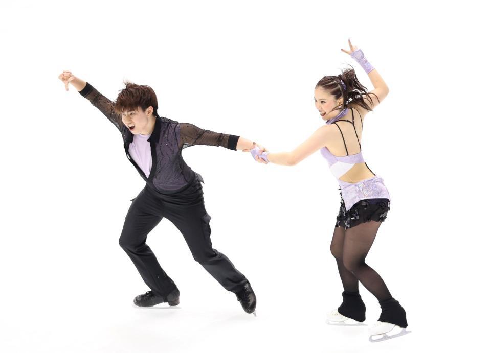 　演技を披露する森田真沙也（左）と吉田唄菜（撮影・中田匡峻）