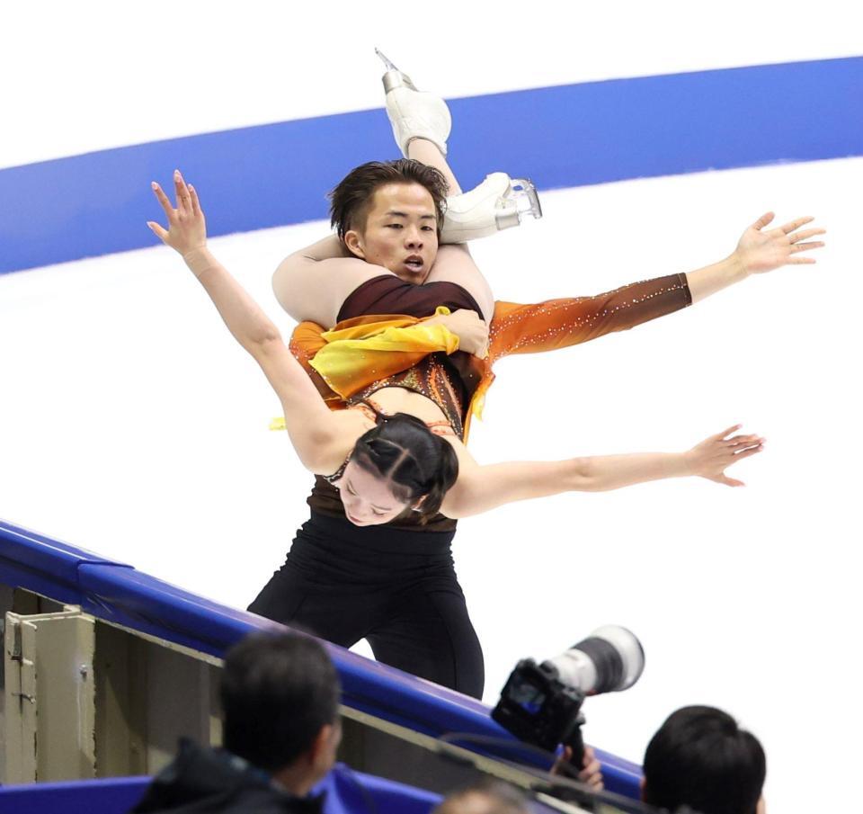 　演技を披露する長岡柚奈（手前）と森口澄士（撮影・中田匡峻）