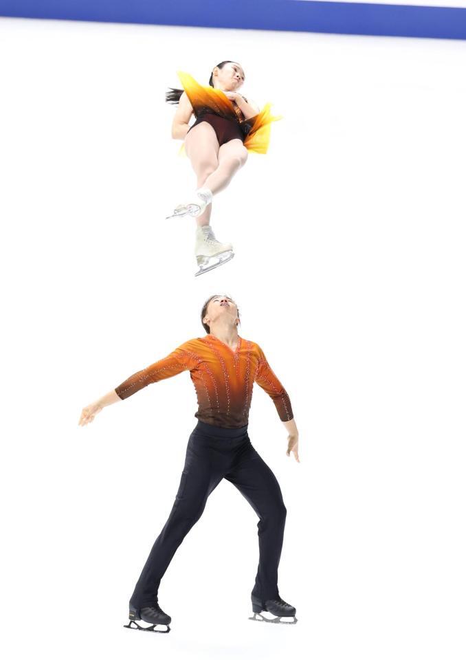 　演技を披露する長岡柚奈（上）と森口澄士（撮影・中田匡峻）