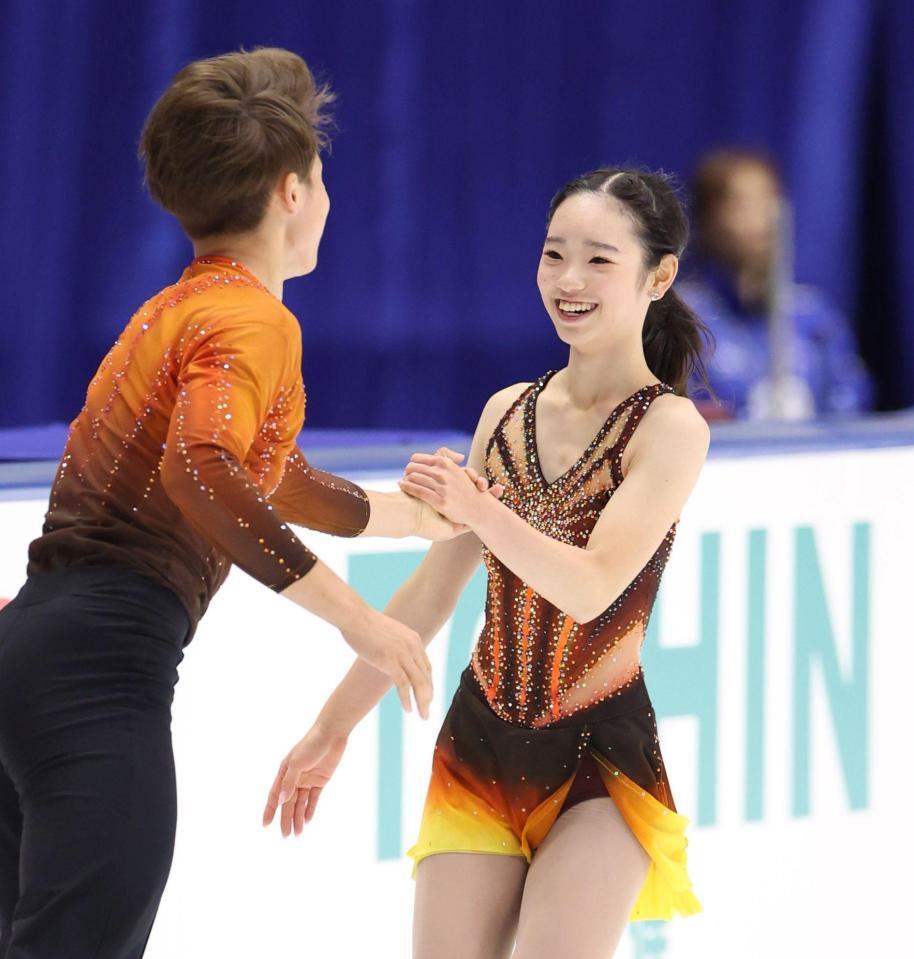 　森口澄士（左）に笑顔を見せる長岡柚奈（撮影・中田匡峻）