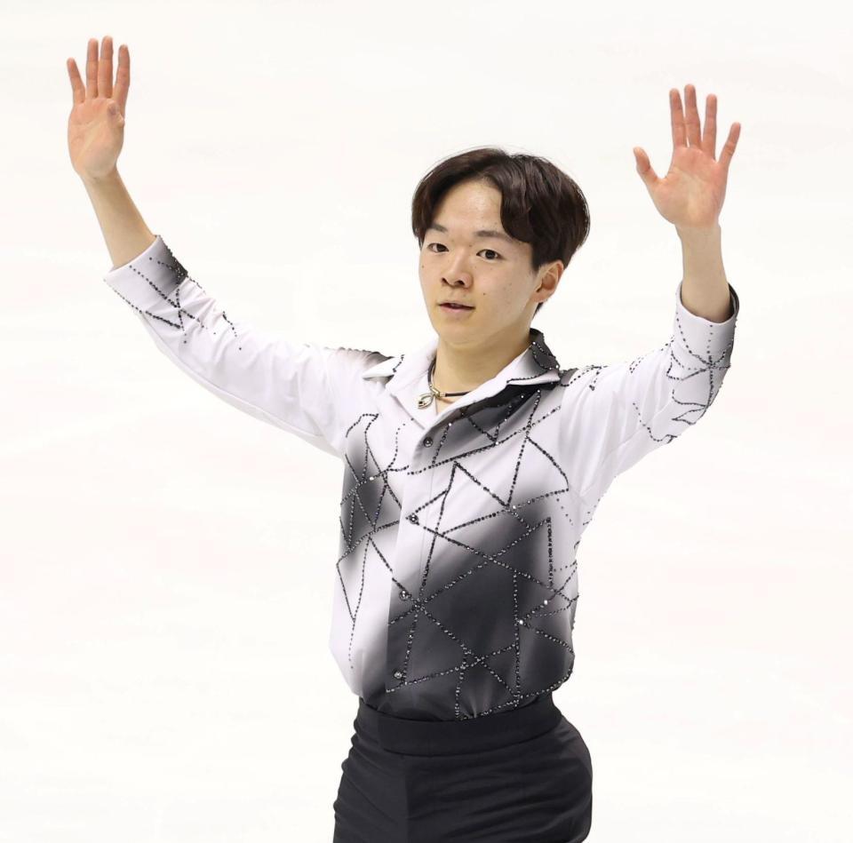 　ＳＰの演技を終え、スタンドに手を振る鍵山優真（撮影・中田匡峻）