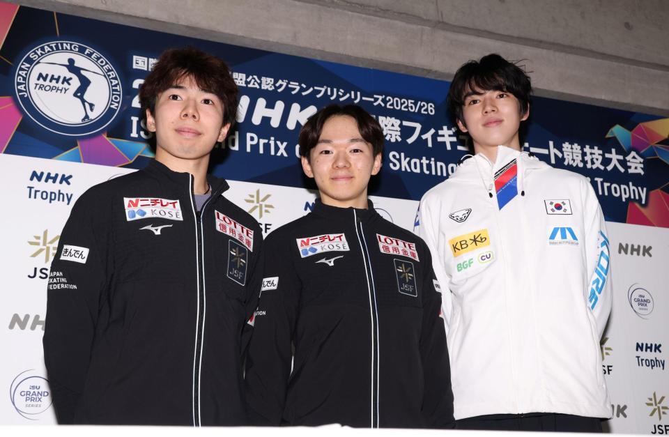 　ＳＰの演技を終えた（左から）２位・佐藤駿、１位・鍵山優真、３位・車俊煥（撮影・中田匡峻）