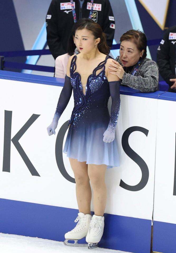 　ＳＰ直前、中野園子コーチ（右）からの言葉に気合が入る坂本花織（撮影・中田匡峻）