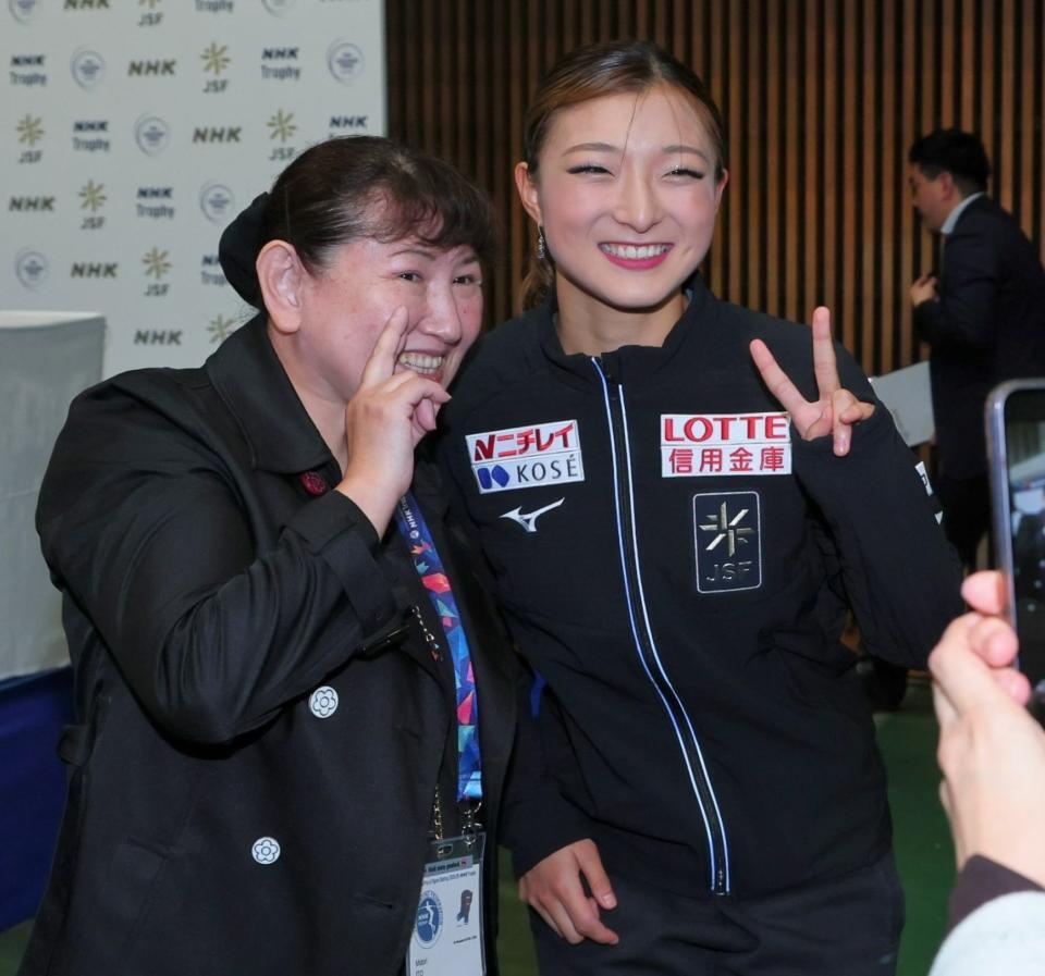 　ＳＰの演技を終え、伊藤みどりさん（左）と記念撮影する坂本花織 