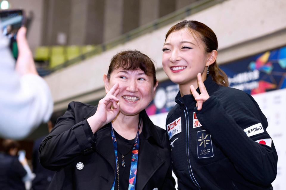 　ＳＰを終え、伊藤みどりさん（左）と記念撮影する坂本花織