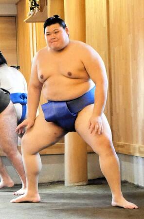 　四股を踏む大の里