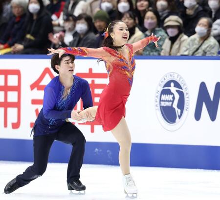 　フリーダンスで演技を披露する森田真沙也（左）と吉田唄菜（撮影・中田匡峻）