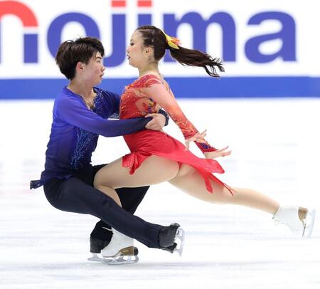 　フリーダンスで演技を披露する森田真沙也（左）と吉田唄菜（撮影・中田匡峻）