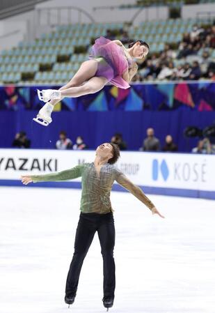 　ペアフリーで演技を披露する長岡柚奈（上）と森口澄士（撮影・中田匡峻）