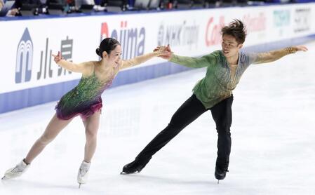 　ペアフリーで演技を披露する長岡柚奈（左）と森口澄士（撮影・中田匡峻）