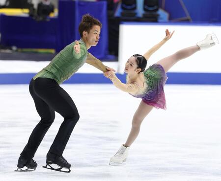 　ペアフリーで演技を披露する森口澄士（左）と長岡柚奈（撮影・中田匡峻）