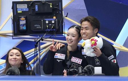 　得点を聞き終え、笑顔を見せる森口澄士（右）と長岡柚奈（撮影・中田匡峻）