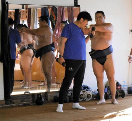 　立浪親方に水を付ける豊昇龍