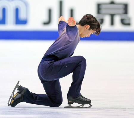 　演技を終え、ポーズをとる鍵山優真