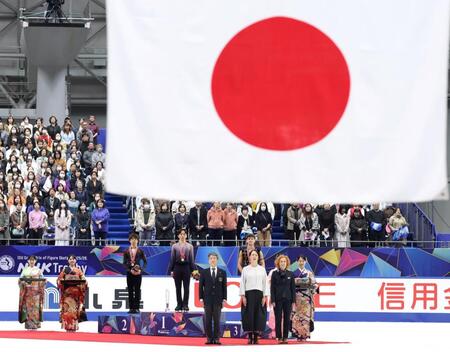 　男子シングルで優勝し、国歌を聞く鍵山優真（左から４人目）。同３人目は２位の佐藤駿（撮影・中田匡峻）