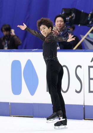 　男子フリーで演技をする佐藤駿（撮影・中田匡峻）