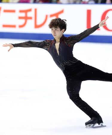 　男子フリーで演技をする佐藤駿（撮影・中田匡峻）