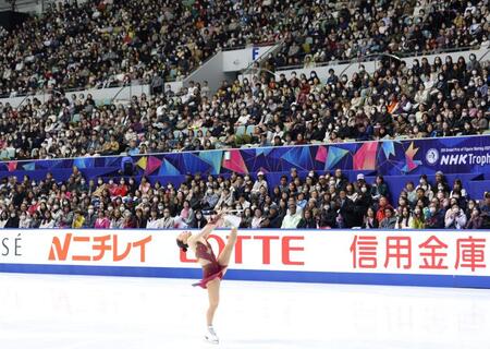 　多くのファンに見守られながら女子フリーで演技をする樋口新葉（撮影・中田匡峻）