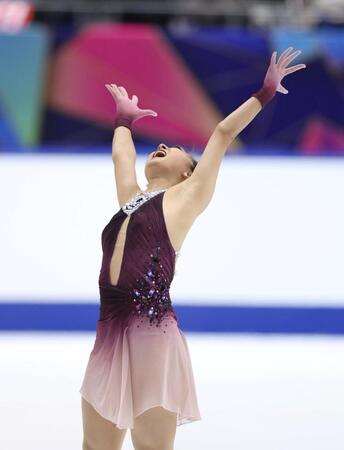 　女子フリーの演技を終え、渾身（こんしん）のポーズを見せる坂本花織（撮影・中田匡峻）